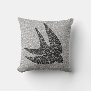 Cojín Decorativo Trague japonés en vuelo, carbón vegetal y gris cla