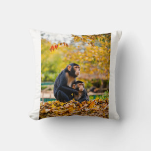 Cojín Decorativo Travesuras de Otoño: Monos en Juego