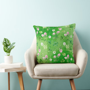 COJÍN DECORATIVO TRENZAS VERDES IRLANDESES Y PEQUEÑAS FLORES ROSADA