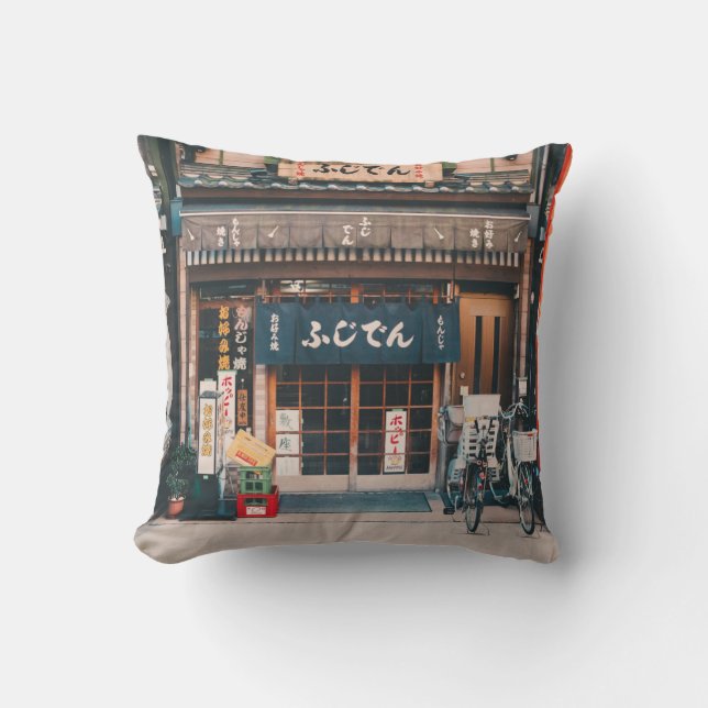 COJÍN DECORATIVO TRES BICICLETAS ESTACIONADAS FRENTE AL EDIFICIO