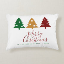 Tres copas de nieve de árbol de pino cuelgan la na