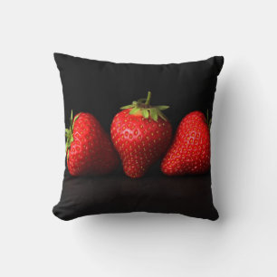 Cojín Decorativo Tres fresas en tpa negra