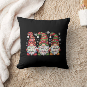Cojín Decorativo Tres Gnomos de cuadros de Búfalo Rojo de Navidad
