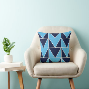 Cojín Decorativo Triángulo geométrico azul de la Marina Azul