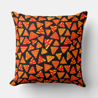 Cojín Decorativo Triángulos 240121 - Rojo y Amarillo sobre Negro