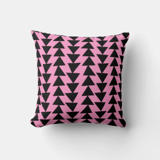 Cojín Decorativo Triángulos irregulares - Negro sobre rosa