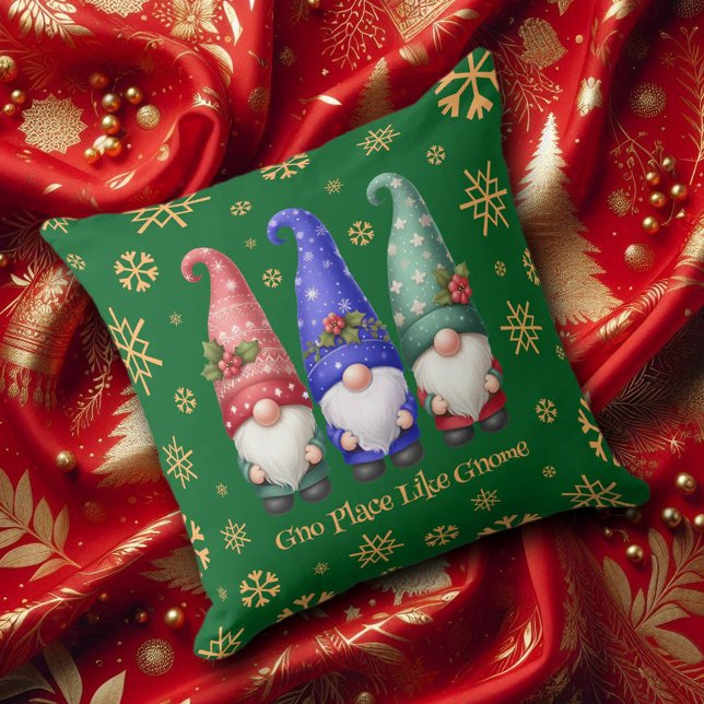 Cojín Decorativo Trío festivo de Navidades con copos de nieve (Christmas Gnomes with Snowflakes Throw Pillow Cover Photo)