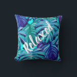 Cojín Decorativo tropical<br><div class="desc">Fondo tropical almohada de lanzamiento con letra de guión personalizado "relajado"</div>