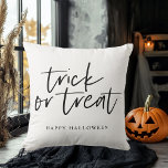 Cojín Decorativo Truco Y Tratamiento Mínimo Modernos | Feliz Hallow<br><div class="desc">Truco Y Tratamiento Mínimo Modernos | Feliz Halloween</div>