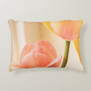 COJÍN DECORATIVO TULIP AMARILLO Y ROJO EN BLOOM CERRAR FOTO