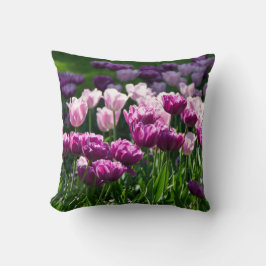 Cojín Decorativo Tulipanes brillantes de color lila y rosa en un dí