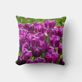 Cojín Decorativo Tulipanes lila brillantes en un día soleado