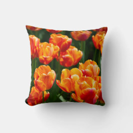 Cojín Decorativo Tulipanes naranjas brillantes en el parque