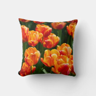 Cojín Decorativo Tulipanes naranjas brillantes en el parque
