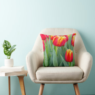 Cojín Decorativo Tulipanes rojos y amarillos vibrantes en jardín de
