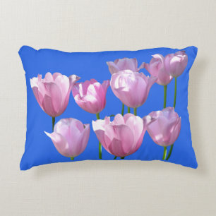 Cojín Decorativo Tulipanes rosados soleados en el Polvo. Pilar de c