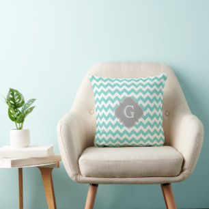 Cojín Decorativo Turquesa / Monograma de Cuatrefoil Gris Chevron Bl