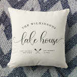 Cojín Decorativo Ubicación del guión del nombre de la familia del l<br><div class="desc">Moderna caligrafía de escritura de moda que lee LAKE HOUSE junto a su nombre familiar en un diseño moderno basado en la tipografía. Excelente almohada de decoración casera personalizado para su hogar lejos de casa. Nuestra almohada de crema de marfil neutra, romántica y elegante, ofrece un ilustracion dulce de canoa...</div>
