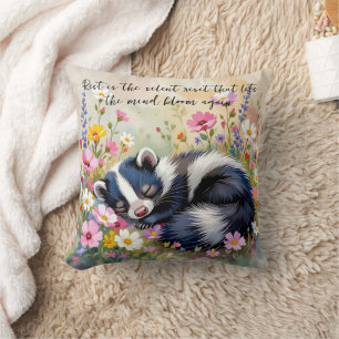 Cojín Decorativo Un adorable zorrillo durmiendo en flores y cita