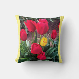 Cojín Decorativo Un amarillo con tulipanes rojos