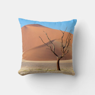 Cojín Decorativo Un árbol muerto en una llanura desierta con dunas