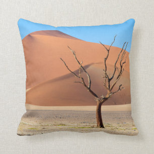 Cojín Decorativo Un árbol muerto en una llanura desierta con dunas