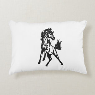 Cojín Decorativo Un caballo riesgoso saltando en lo salvaje