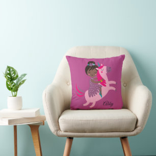 Cojín Decorativo Un Chica moreno y negro viajando en unicornio