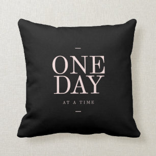 Cojín Decorativo Un día - Cushilos rosados negros de citas de persi