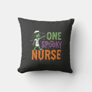 Cojín Decorativo Un diseño de Halloween de una enfermera espeluznan