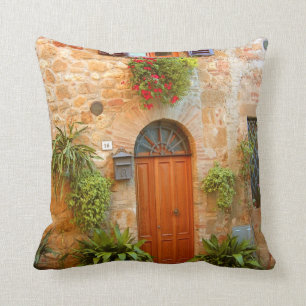 Cojín Decorativo Un gato busca la entrada a su casa en Pienza, Ital