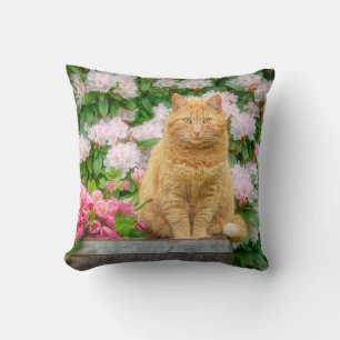 Cojín Decorativo Un gato Naranja en un jardín con flores de primave