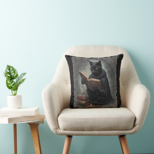 Cojín Decorativo Un gato negro con capa estudiando Halloween