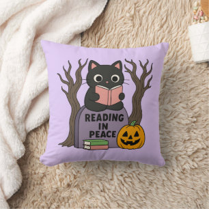Cojín Decorativo Un gato negro lindo leyendo en paz