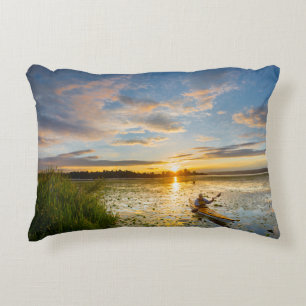 Cojín Decorativo Un kayaker macho remando kayak de mar en agua fija