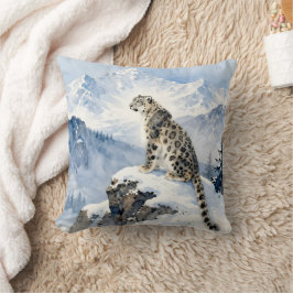Cojín Decorativo Un leopardo de las nieves en pico nevado