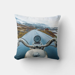 Cojín Decorativo Un motociclista recorre una carretera resbaladiza