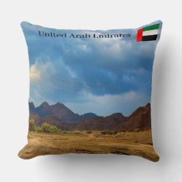 Cojín Decorativo Un paisaje árido bajo un cielo dramático y nublado