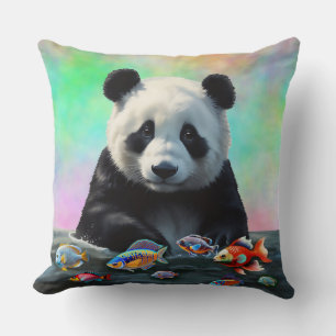 Cojín Decorativo Un panda mira con curiosidad a los peces coloridos