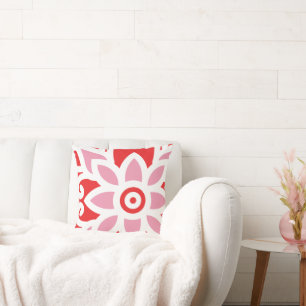 Cojín Decorativo un patrón rojo y blanco con una flor sobre él