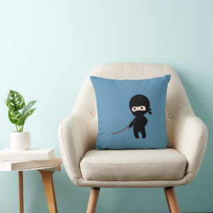 Cojín Decorativo Un pequeño Ninja enojado sobre azul