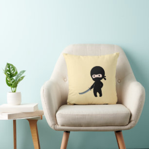 Cojín Decorativo Un pequeño Ninja enojado sobre el amarillo
