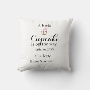 Cojín Decorativo Un pequeño pastelito está en camino nombre de baby