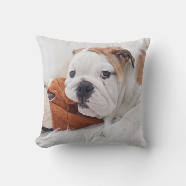 Cojín Decorativo Un perrito inglés del bulldog que juega con un (Anverso)