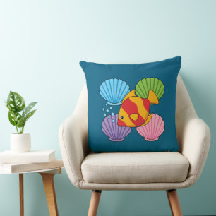 Cojín Decorativo Un pez tropical naranja y conchas color pastel
