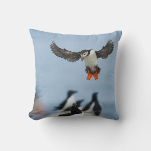 COJÍN DECORATIVO UN PUFFIN ATLÁNTICO ENTRANDO EN TIERRA CON SU ALA