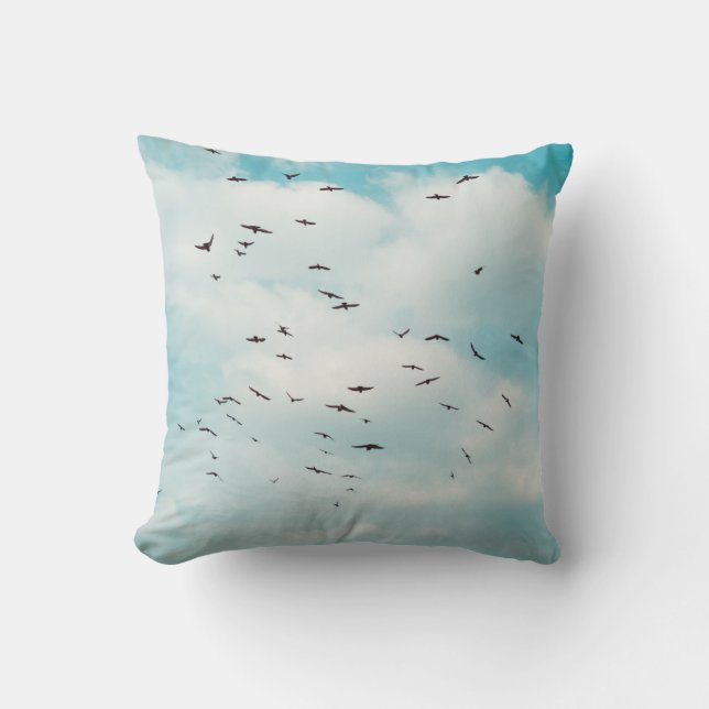 Cojín Decorativo Un rebaño de paloma gris vuela sobre el cielo azul (Anverso)