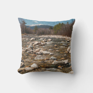 Cojín Decorativo Un río fluido con agua clara fluyendo hacia el oes