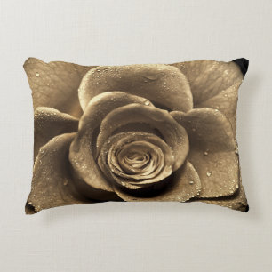 Cojín Decorativo Un rosa a la antigua cerca, mojado con agua