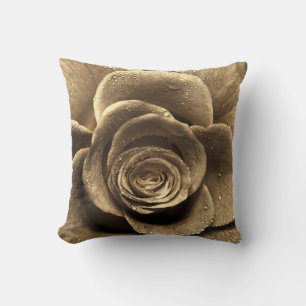 Cojín Decorativo Un rosa a la antigua cerca, mojado con agua